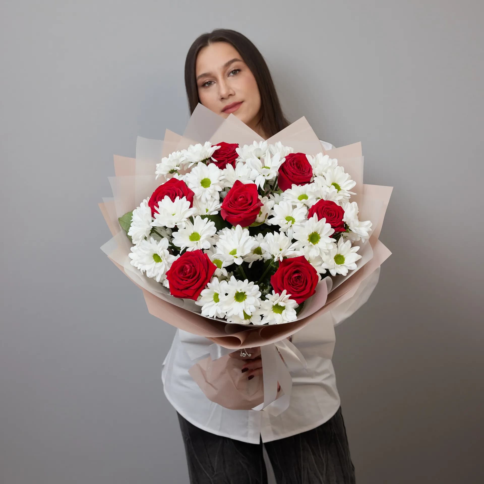 Большой сборный букет из белых хризантем и красных роз - 4 190₽