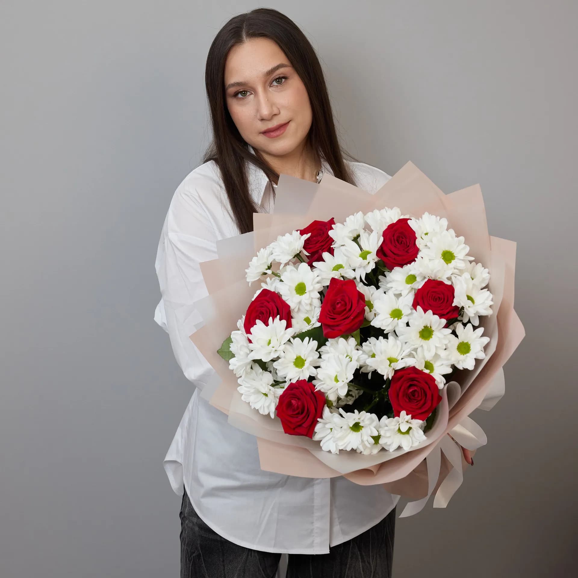 Большой сборный букет из белых хризантем и красных роз - фото 2
