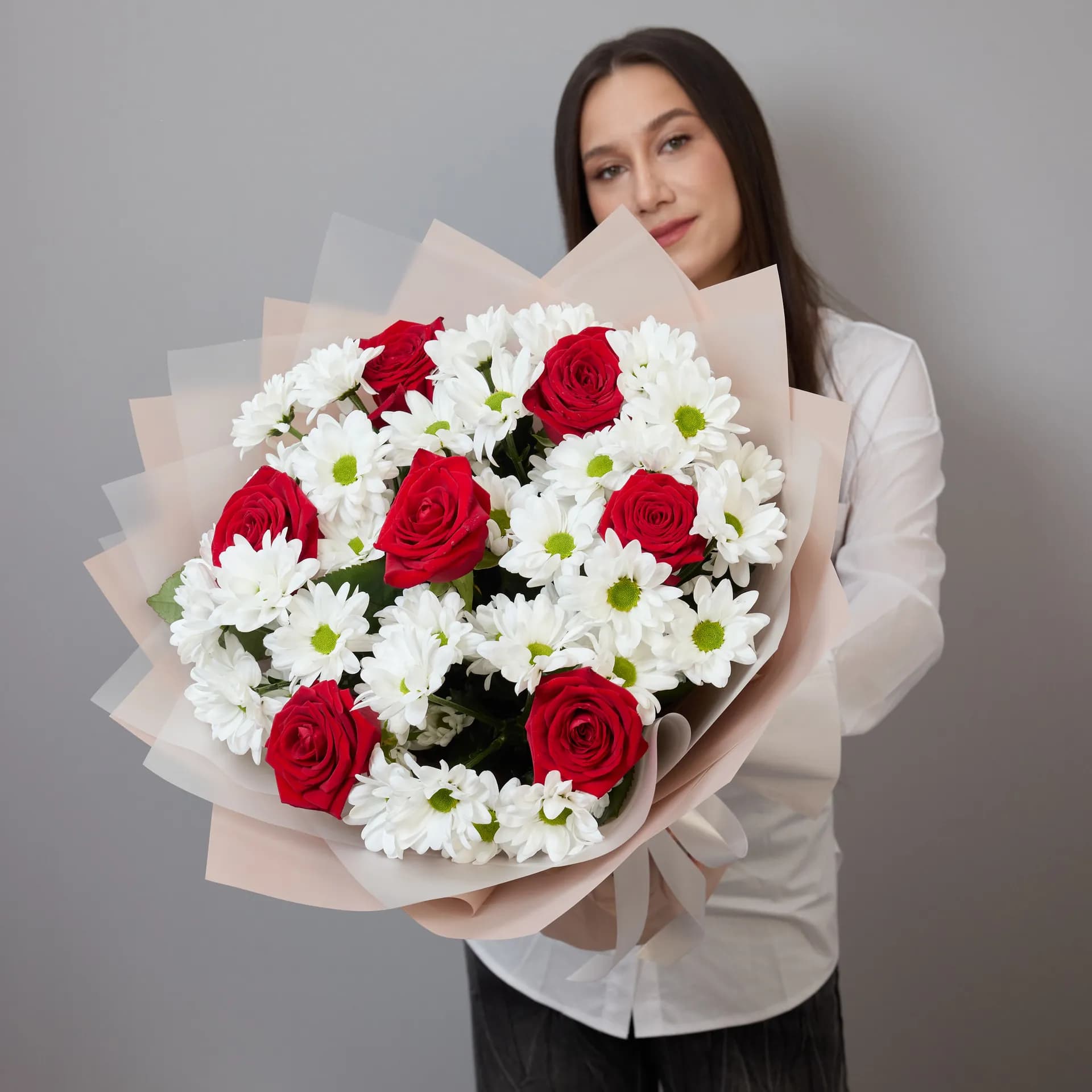 Большой сборный букет из белых хризантем и красных роз - фото 5